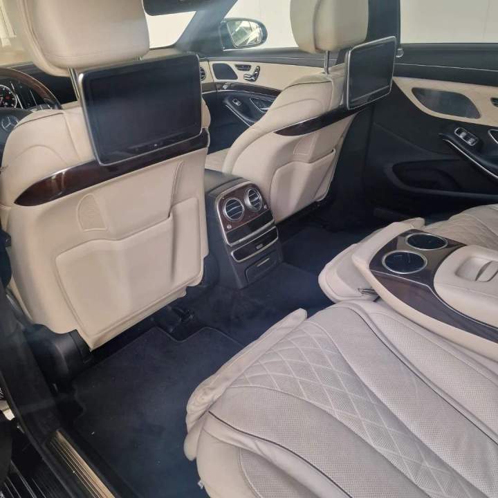 Intérieur à l'arrière Mercedes-Benz Classe V Paris